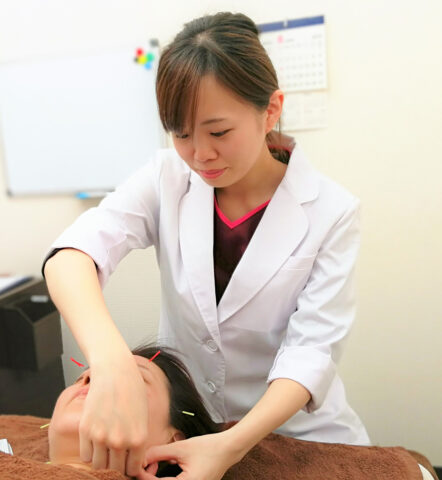 施術している女性